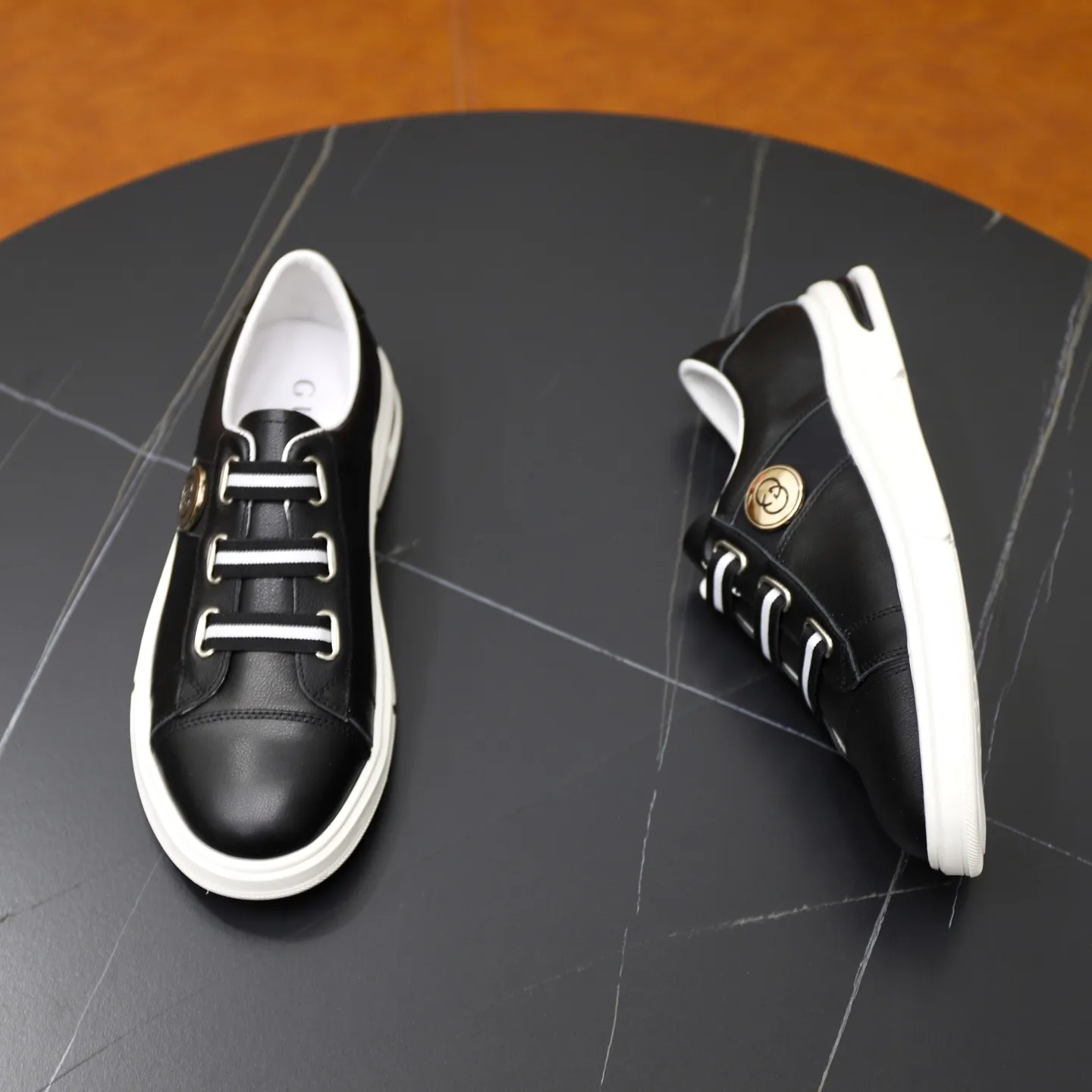 Ex-factory price: 462💰🙅‍♂️🙅‍♂️🙅‍♂️ Brand: GUCCI Standard code: 38-44 (45 customized) Grade: Same as the official website Material: Original leather splicing Comfortable and breathable pigskin lining Original wear-resistant outsole Style category: Men's fashion casual shoes Running sneakers Distinguished luxury brand elements Top luxury Color: actual picture color